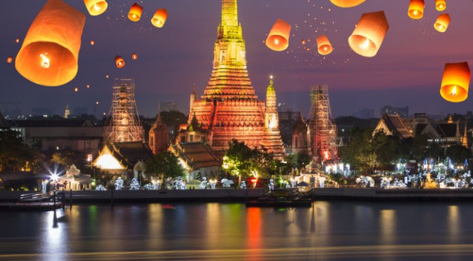 Wat arun under loy krathong day ,Thailand