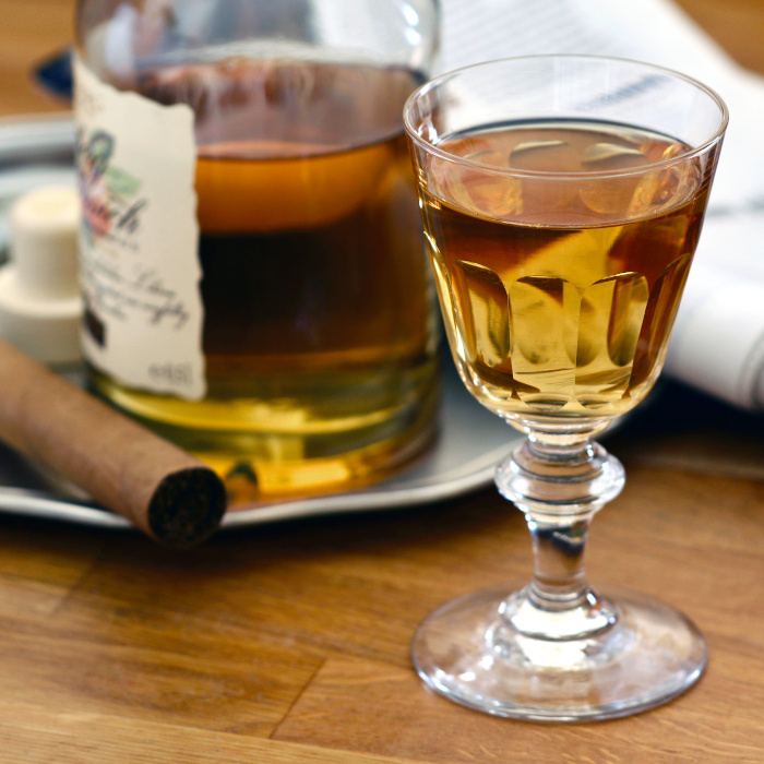 Sherry in Likör - Sherryglas auf Holztisch / Foodstyling / Gentlemens Club