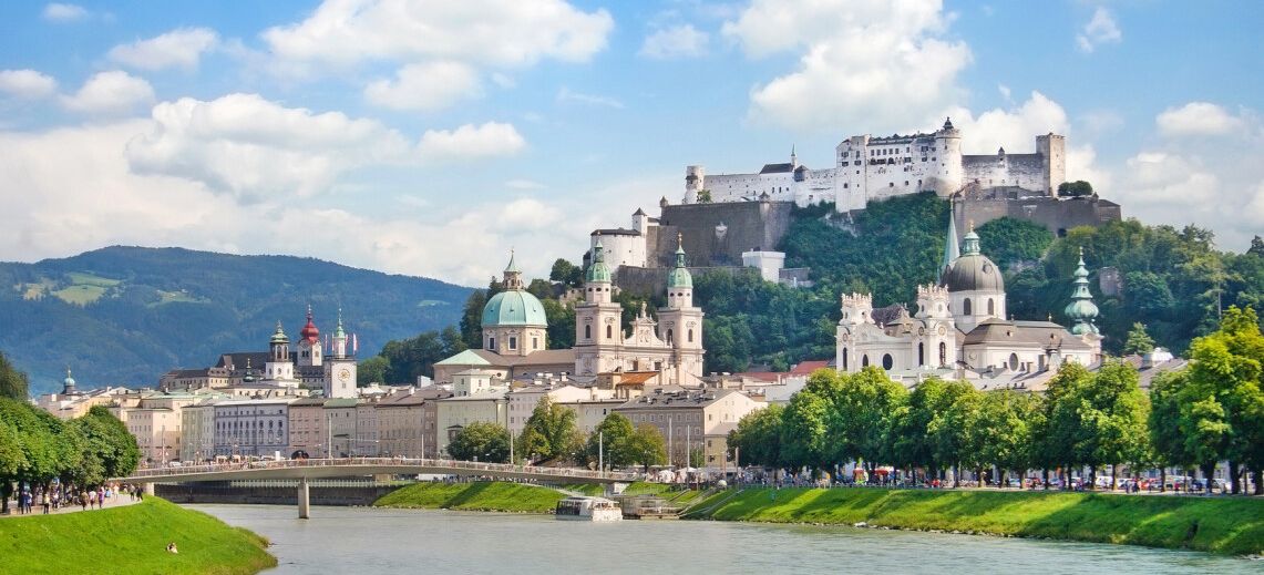 Blick auf Salzburg mit der Salzach im Vordergrund