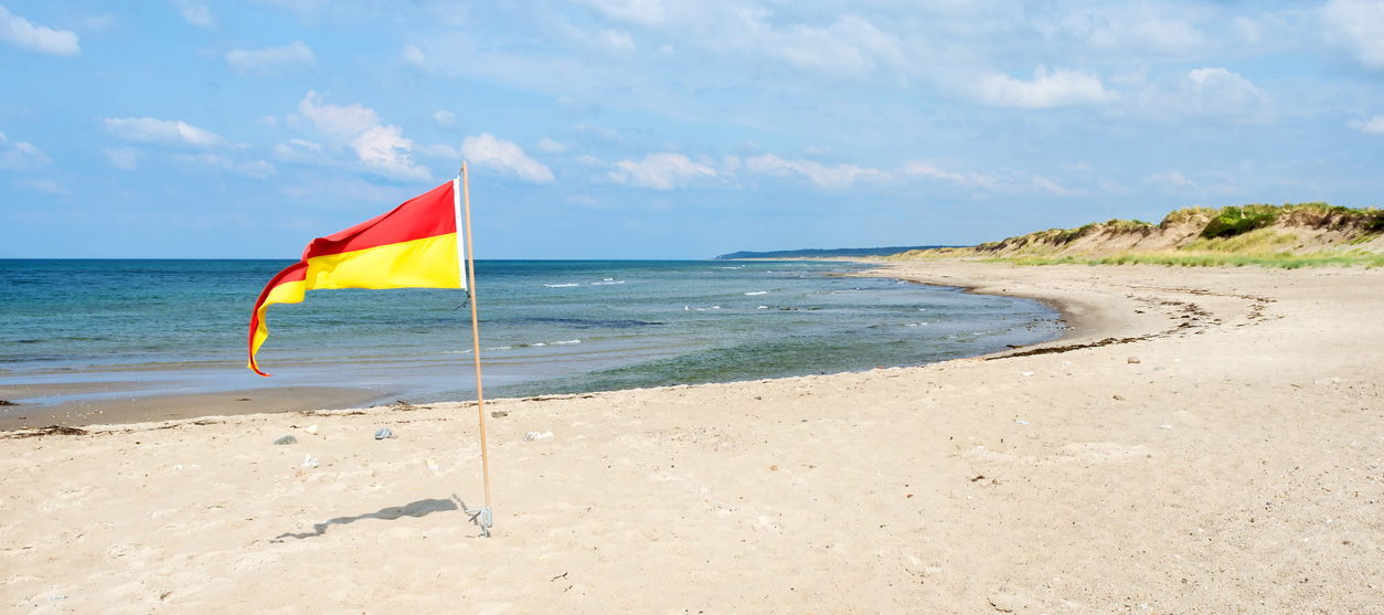 Gelb-rote Flagge am Strand