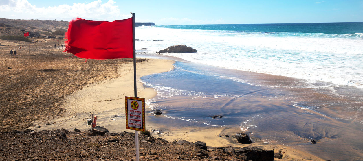 Rote Flagge am Strand: Baden verboten