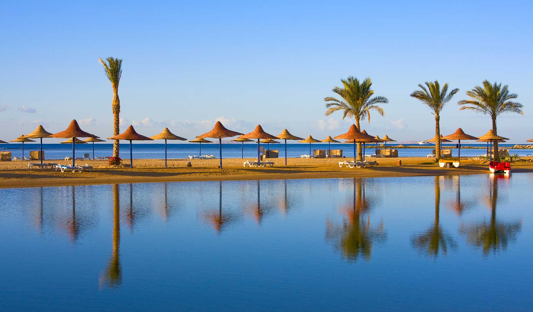 Palmen und Strand in Ägypten