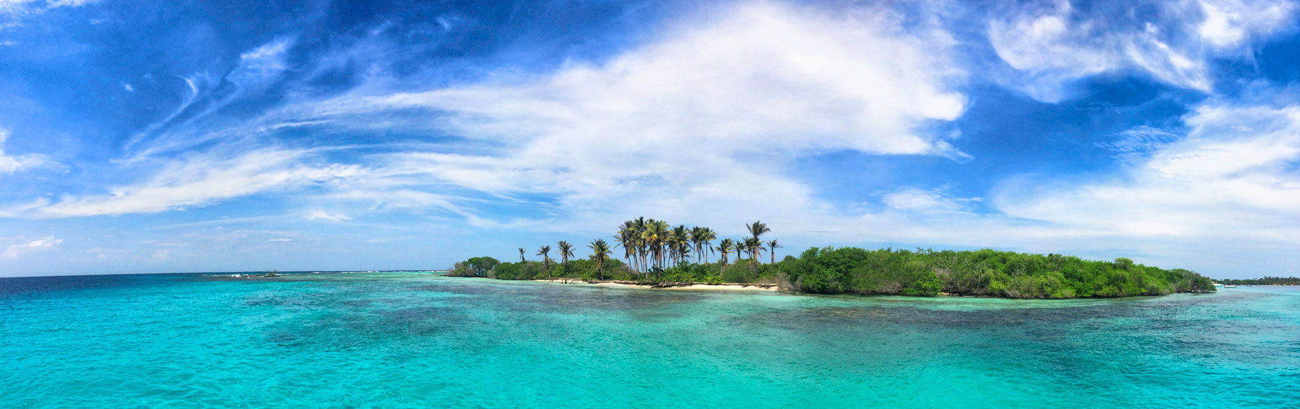 Panoramablick auf einer tropischen Insel in der Karibik