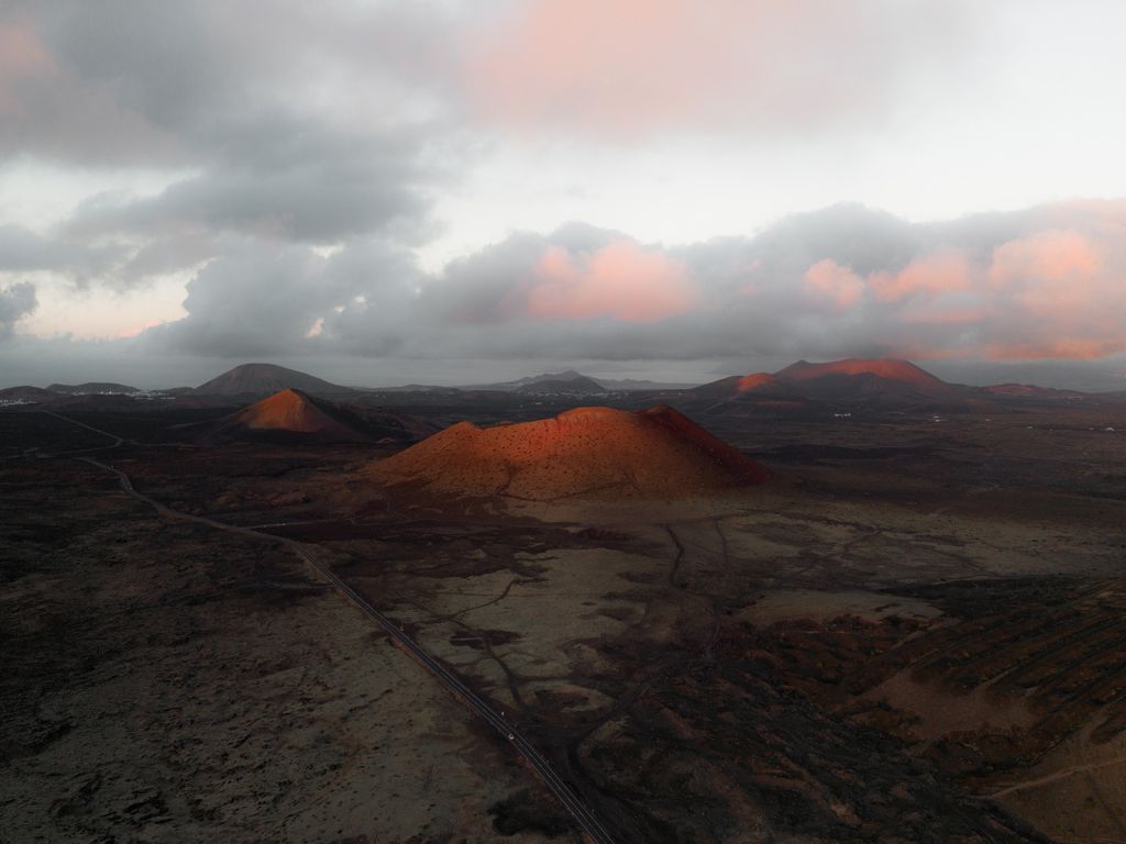 Blick auf das nördlich angrenzende Naturschutzgebiet „bomba volcanica Gude“