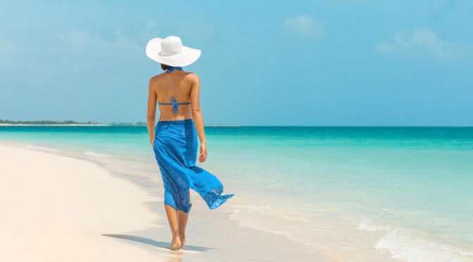 Frau geht am Strand spazieren