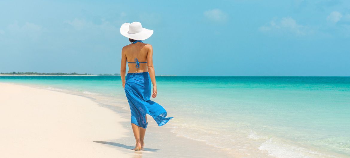 Frau geht am Strand spazieren