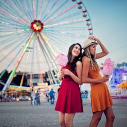 Zwei junge Frauen haben Spaß im Freizeitpark.