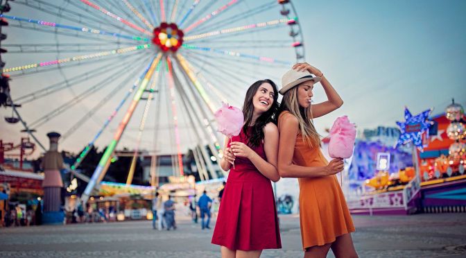 Zwei junge Frauen haben Spaß im Freizeitpark.