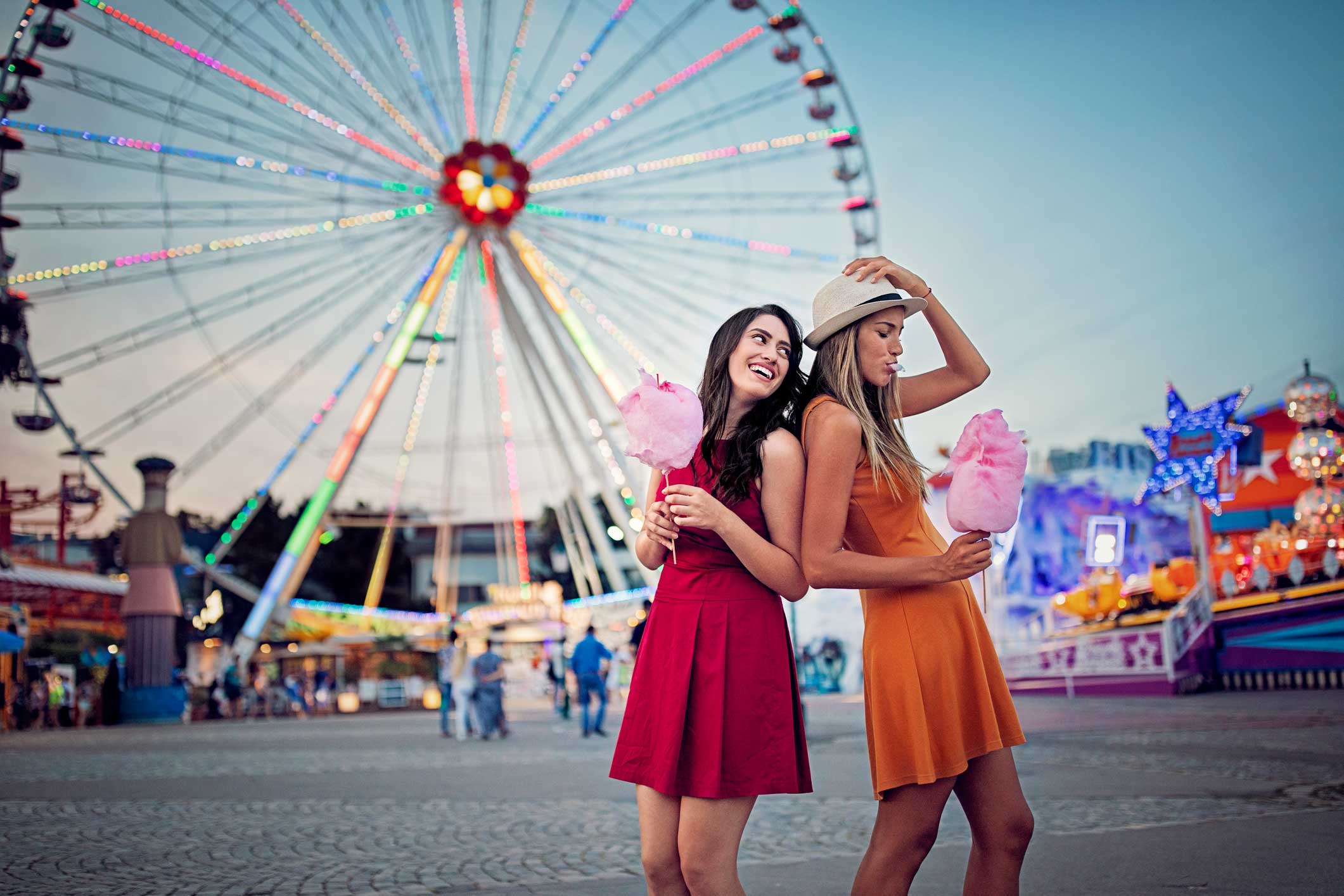 Zwei junge Frauen haben Spaß im Freizeitpark.