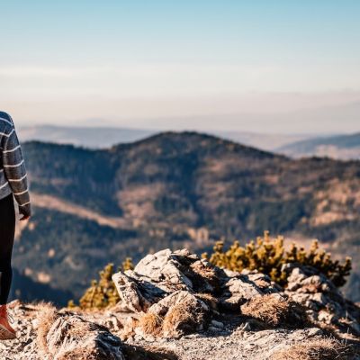 Frau beim Wandern in den Bergen