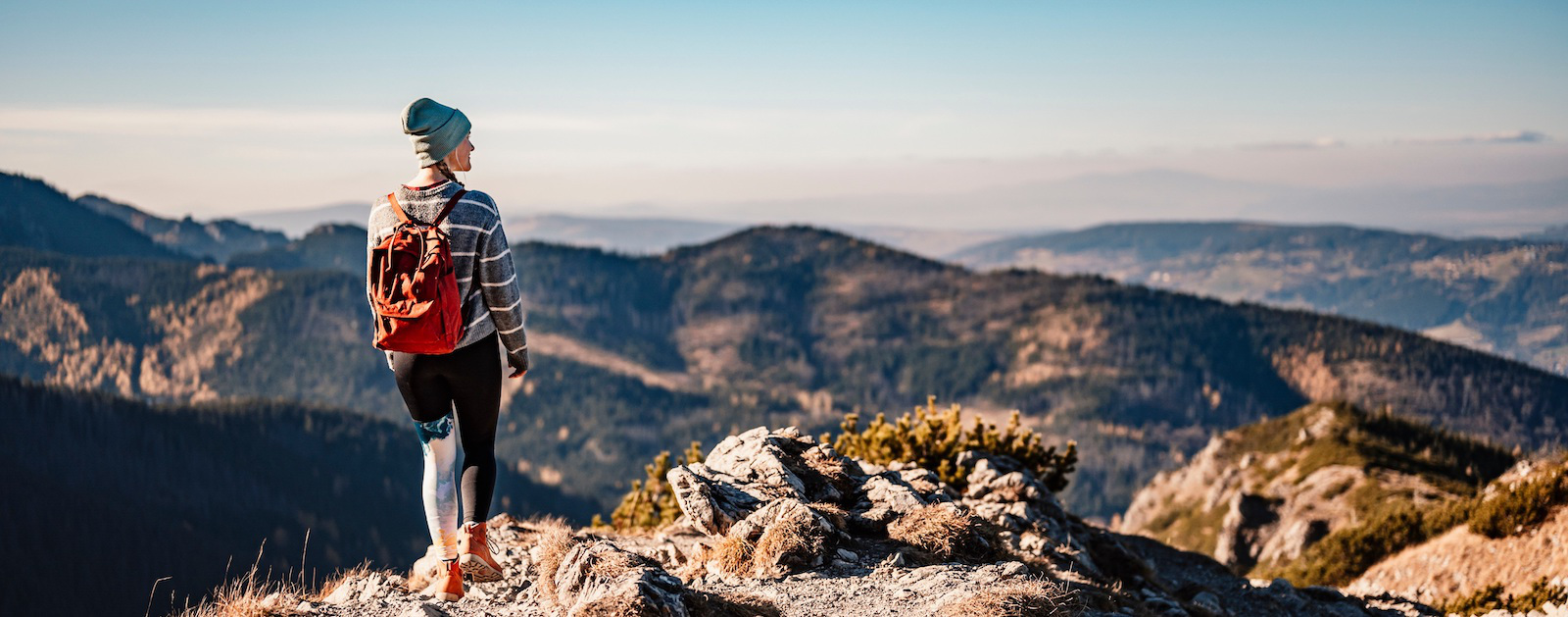 Frau beim Wandern in den Bergen