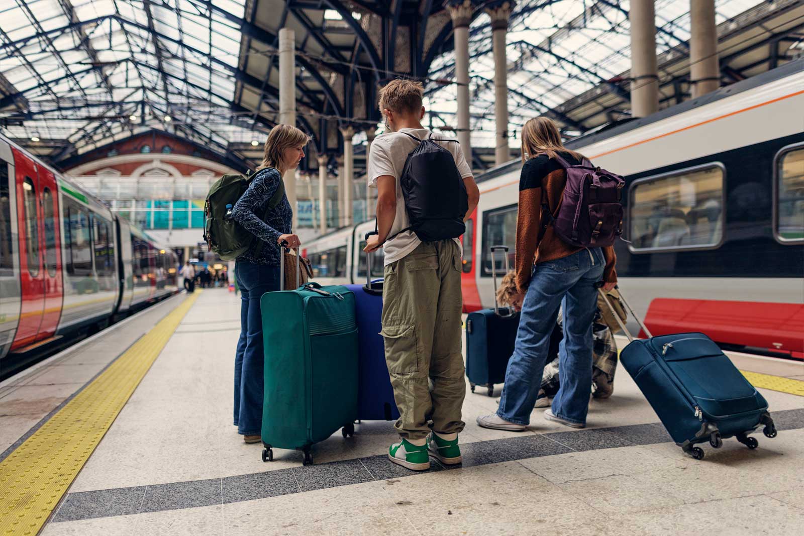 Familie, die mit dem Zug zum Bahnhof London Liverpool Street kommt.