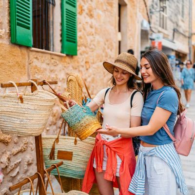 Shoppen auf Mallorca: Frauen schauen sich Taschen an.