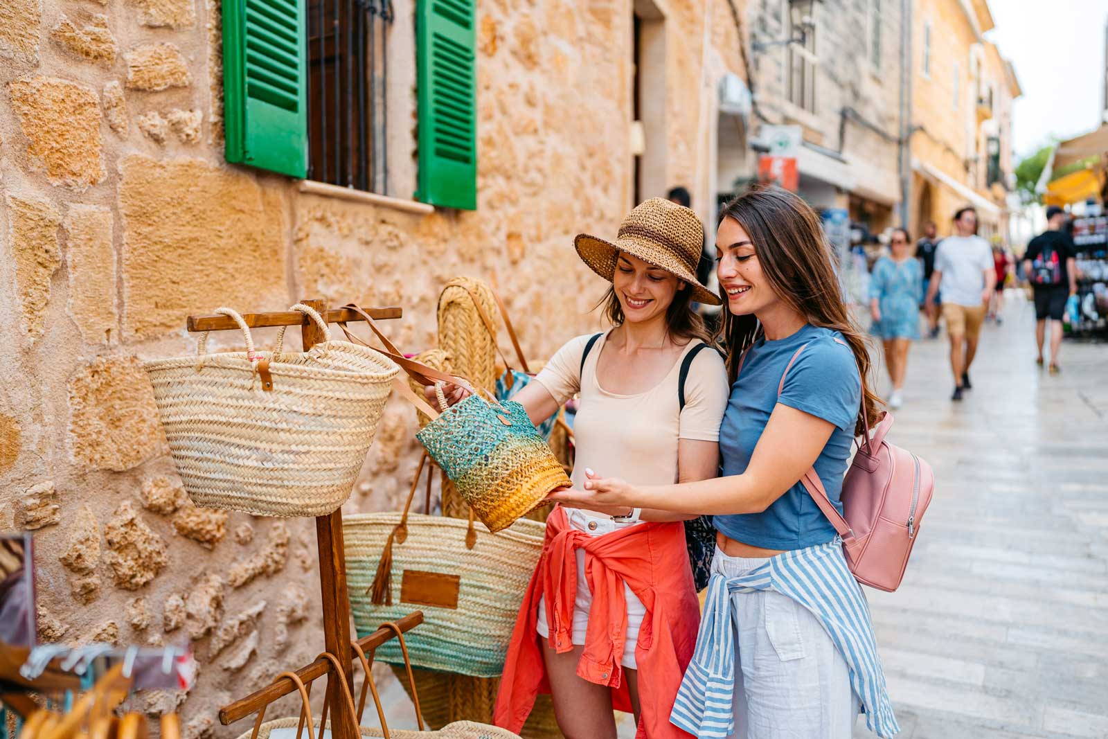 Shoppen auf Mallorca: Frauen schauen sich Taschen an.