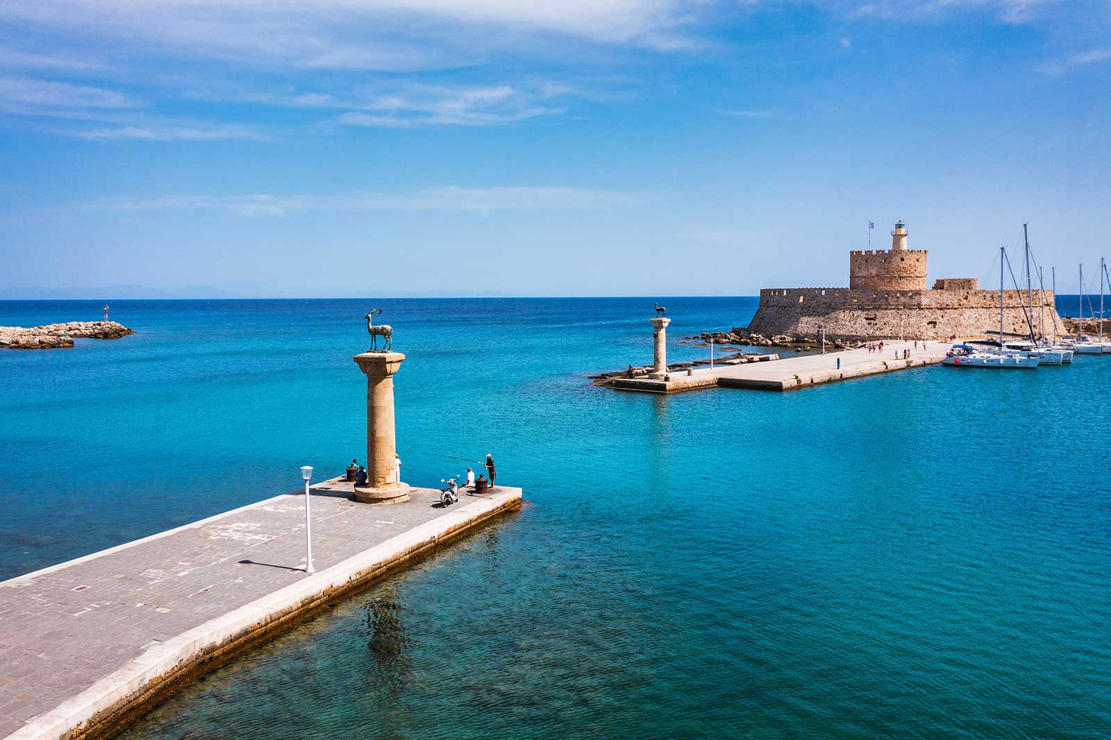 Mandraki Hafen mit Hirschstatuen und Festung des Heiligen Nikolaus auf Rhodos, Griechenland.