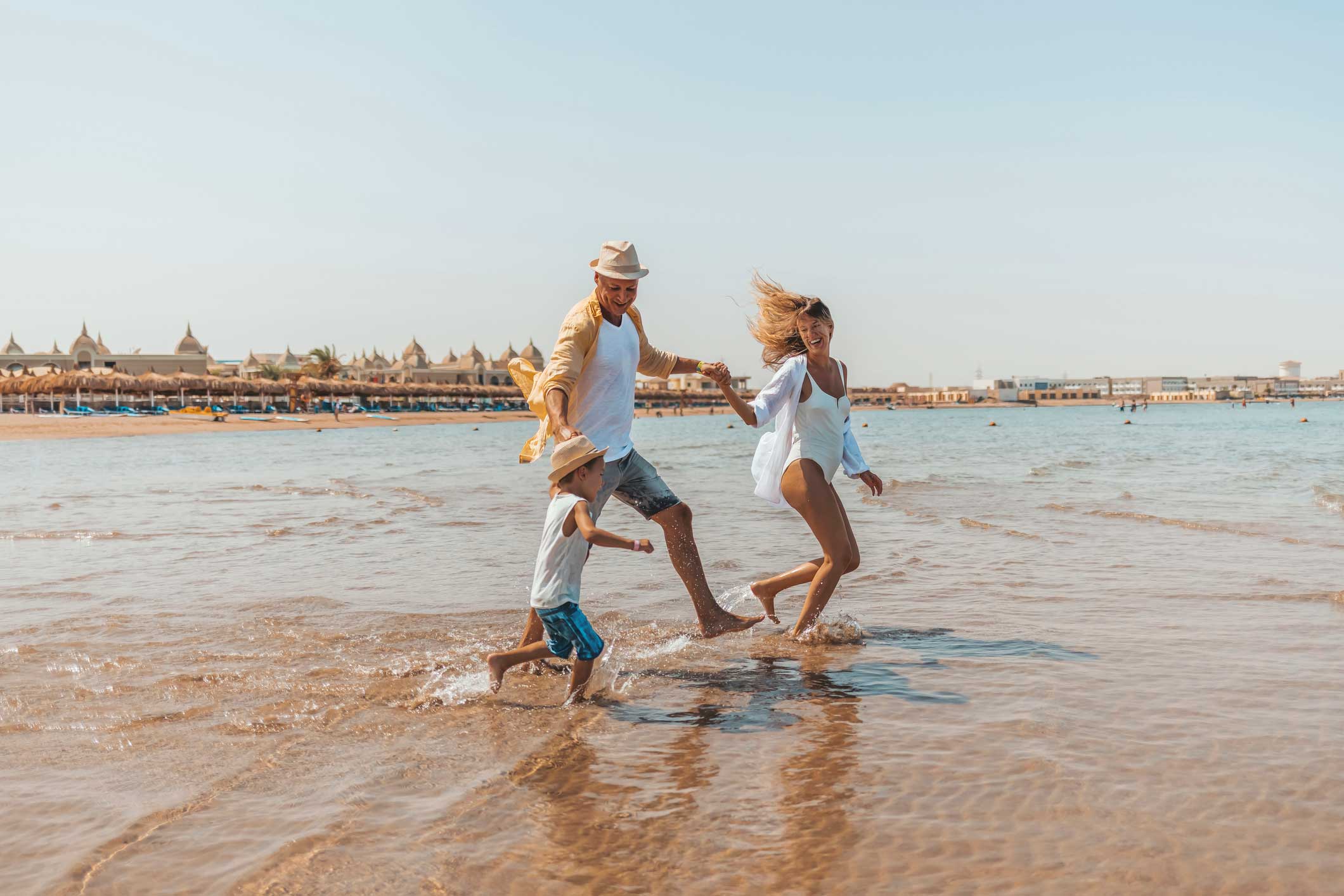 Familie am Strand in Ägypten