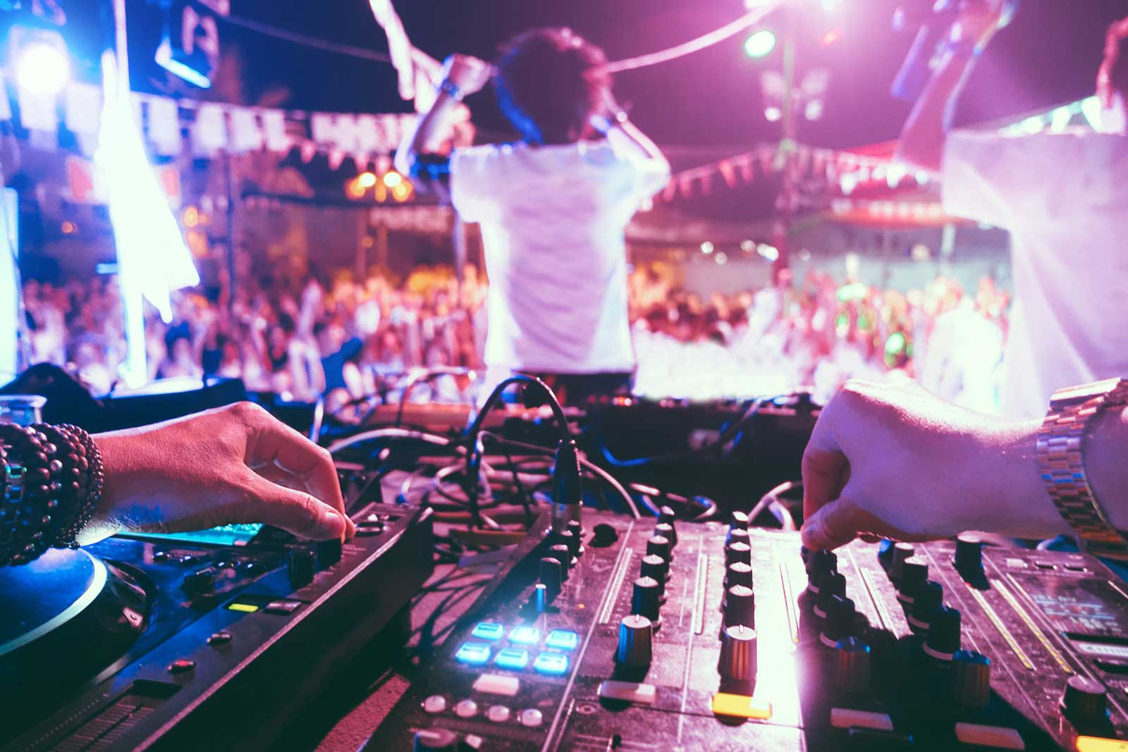 dj-club-party-istock-2163780074 DJ-Mixing bei Nachtparty