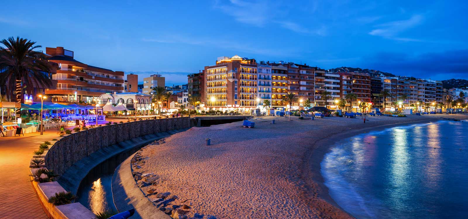 lloret-de-mar-nachtpanorama-istock-1136345437 Lloret de Mar bei Nacht