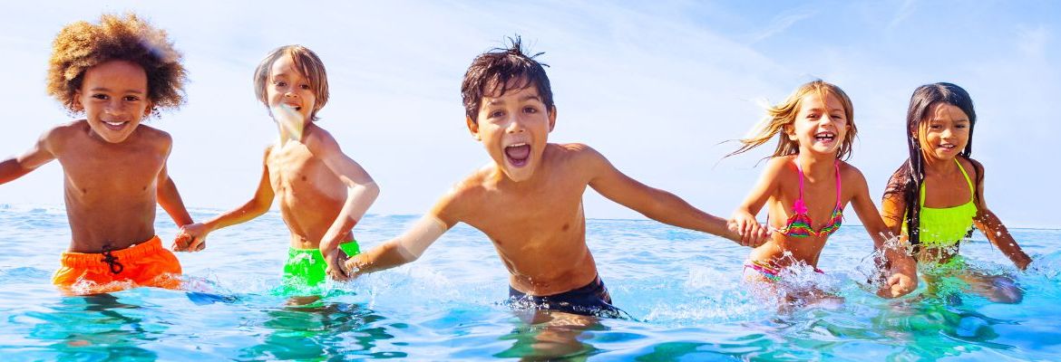 Kinder spielen im Wasser.