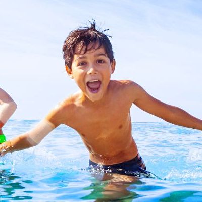 Kinder spielen im Wasser.