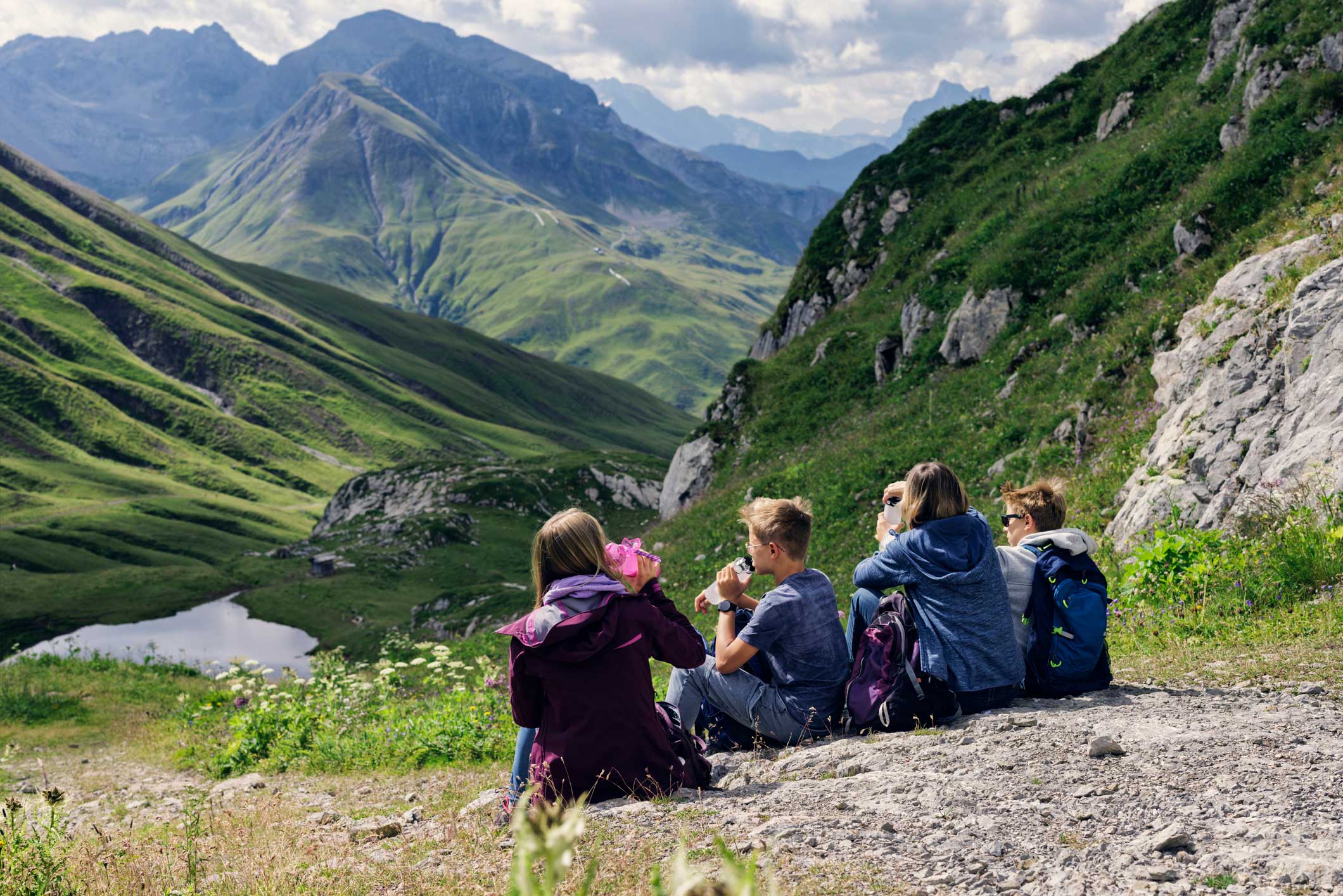 familienwanderung-oesterreich-istock-1424825183 Familienwanderung in den österreichischen Bergen