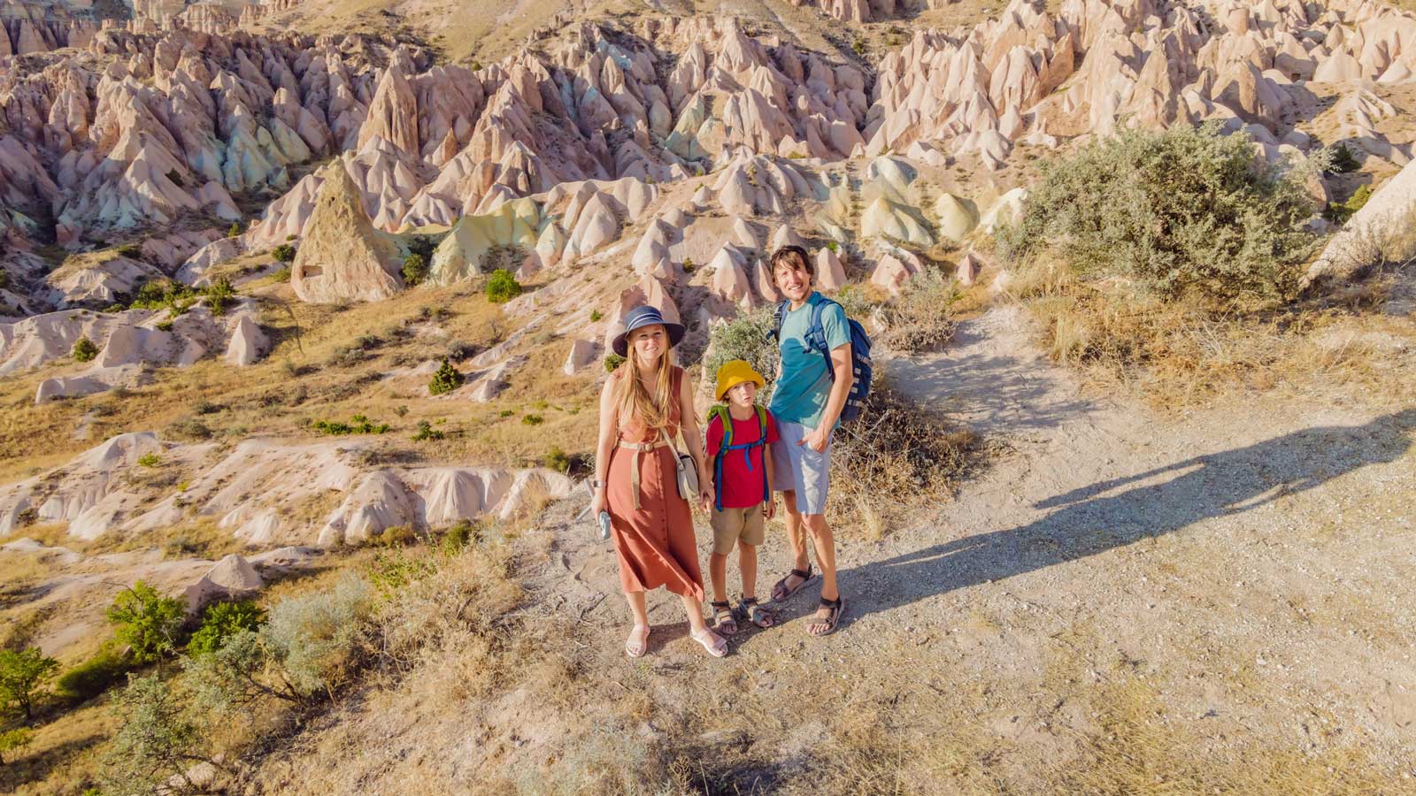 Familie beim Wandern in Kappadokien