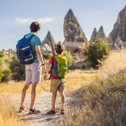 Vater und Sohn bei einer Wanderung in Kappadokien.