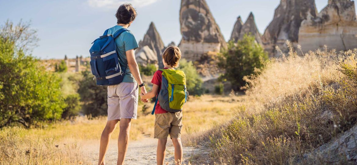 Vater und Sohn bei einer Wanderung in Kappadokien.