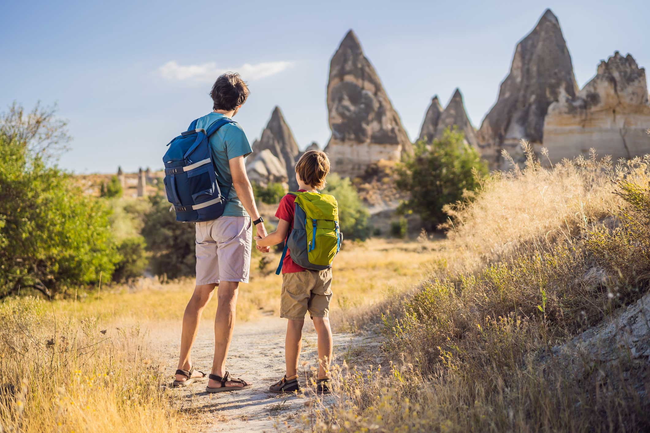 Vater und Sohn bei einer Wanderung in Kappadokien.