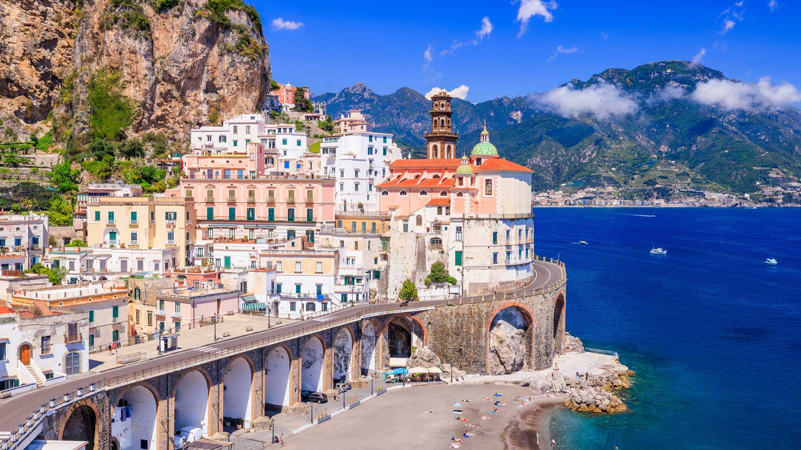 amalfi-kueste-italien-istock-2158949299 Küstenstraße Amalfi in Italien