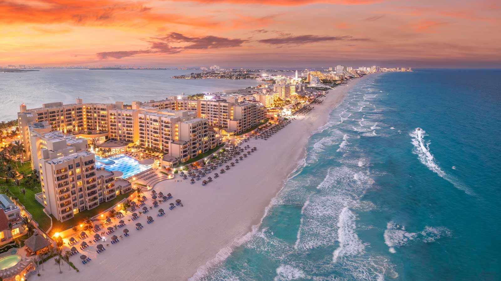 cancun-mexiko-istock-1359257149 Cancún Strand beim Sonnenuntergang
