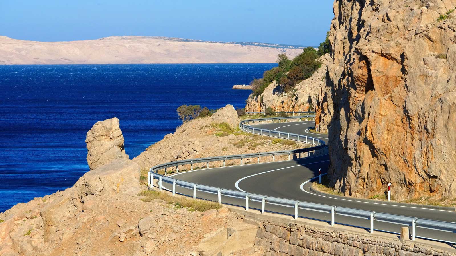 kuestenstrasse-kroatien-istock-525555543 Küstenstraße in Kroatien an der Adria entlang