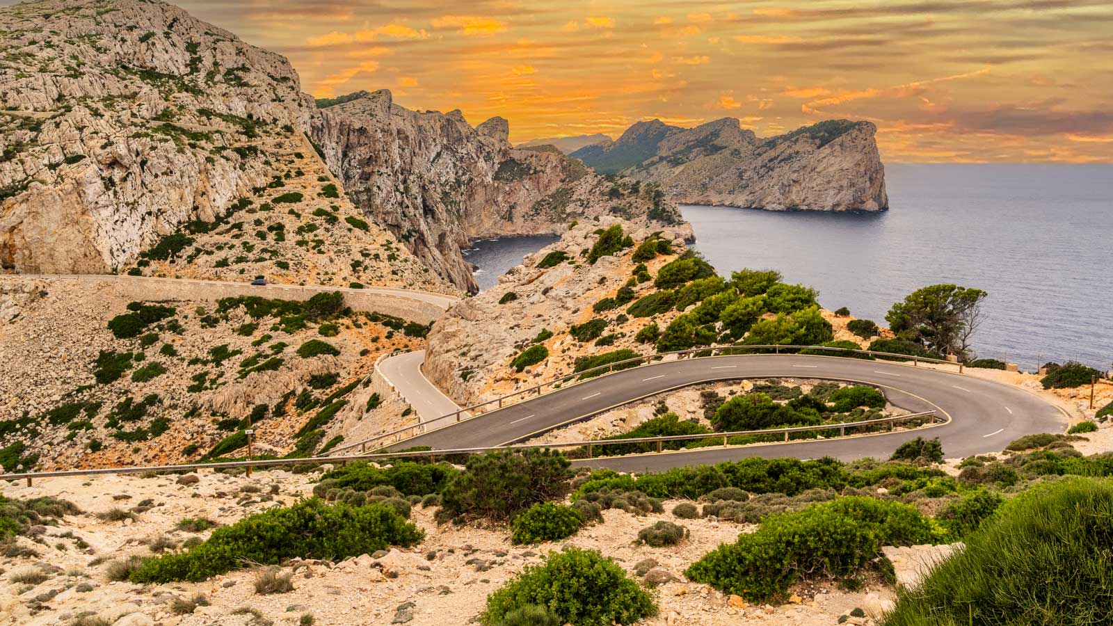 kuestenstrasse-mallorca-istock-2114687687 Küstenstraße-Panorama von Cap Formentor, Mallorca, Spanien