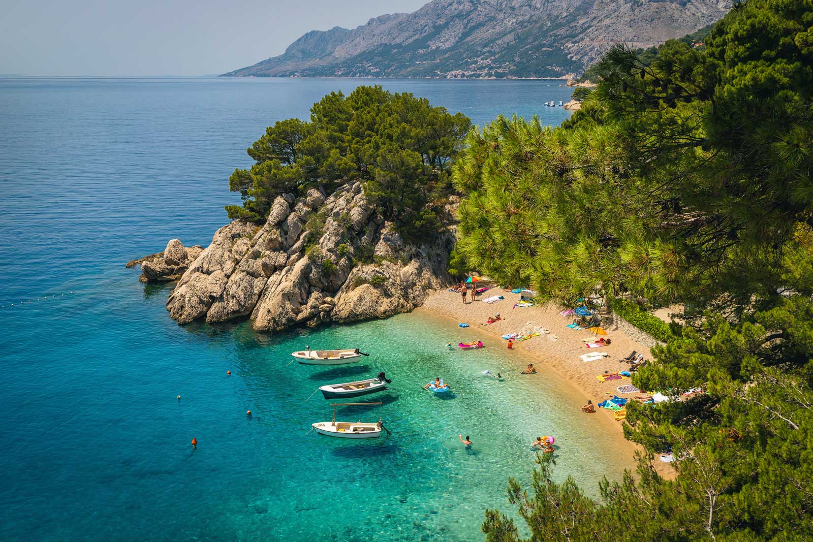 Schöne Aussicht mit Strand in Dalmatien, Brela, Kroatien