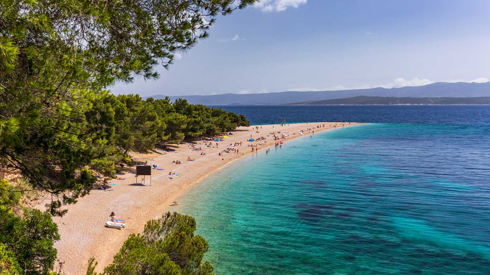 Zlatni Rat Sandstrand in Bol auf Brac Insel Kroatien im Sommer.